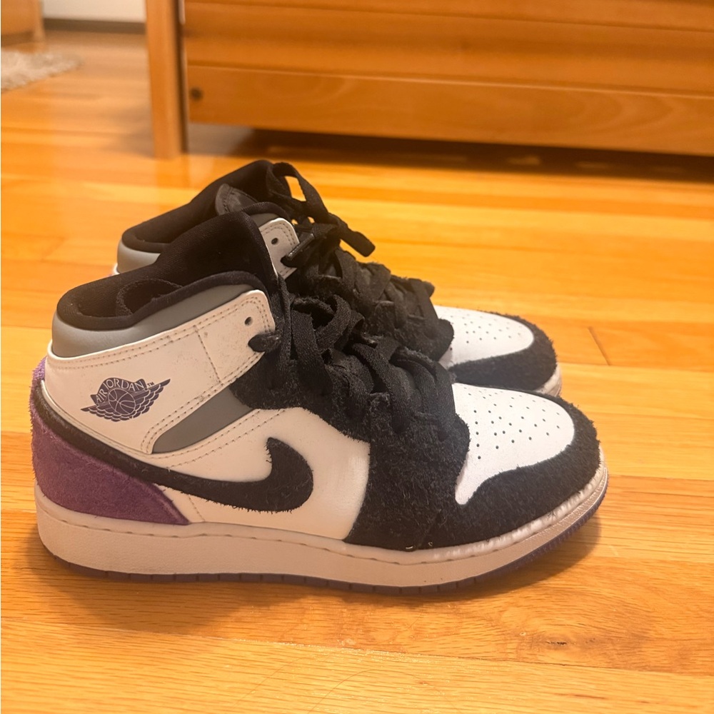 Jordan 1 Mid SE Purple
